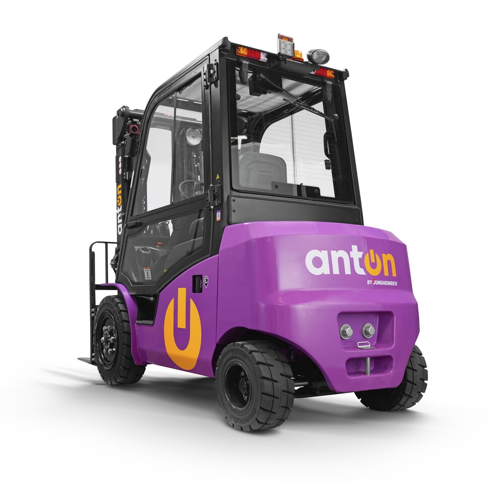Productafbeelding nr. 4: AntOn door Jungheinrich elektrische heftruck CBH 3.0 met drievoudige telescoop hefmast, hefhoogte 4.800 mm, draagvermogen 3.000 kg, weerbeschermingscabine Comfort, inclusief externe lader 80 V, 60 A, CEE, 4-pins