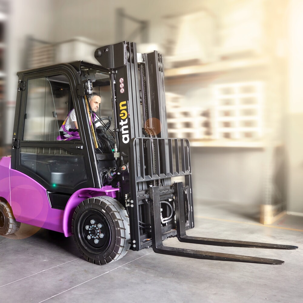 Productafbeelding nr. 10: AntOn door Jungheinrich elektrische heftruck CBH 3.0 met drievoudige telescoop hefmast, hefhoogte 4.800 mm, draagvermogen 3.000 kg, weerbeschermingscabine Comfort, inclusief externe lader 80 V, 60 A, CEE, 4-pins