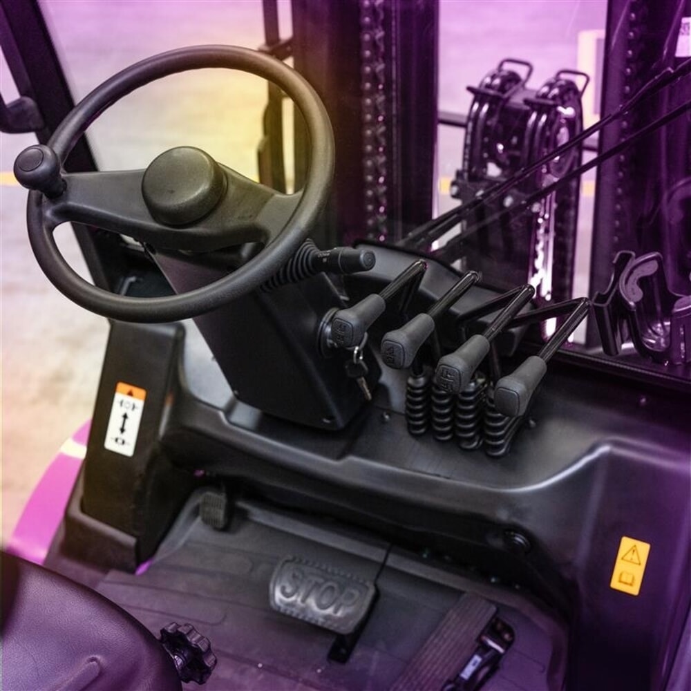 Productafbeelding nr. 7: AntOn by Jungheinrich elektrische heftruck CBH 2.5 met drievoudige telescoop hefmast, hefhoogte 4.800 mm, draagvermogen 2.500 kg, weerbeschermingscabine Eco, inclusief externe lader 80 V, 100 A, CEE, 5-pins