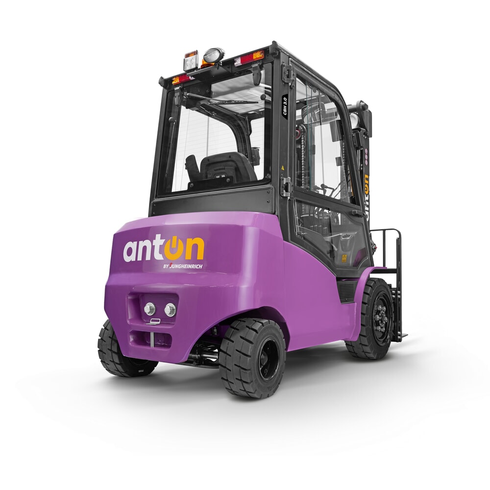 N° de l'image du produit 3 : AntOn by Jungheinrich chariot élévateur électrique CBH 3.5 avec mât télescopique triple, hauteur de levage 4 800 mm, capacité de charge 3500 kg, cabine intempéries Comfort, y compris chargeur externe 80 V, 60 A, CEE, 5 broches