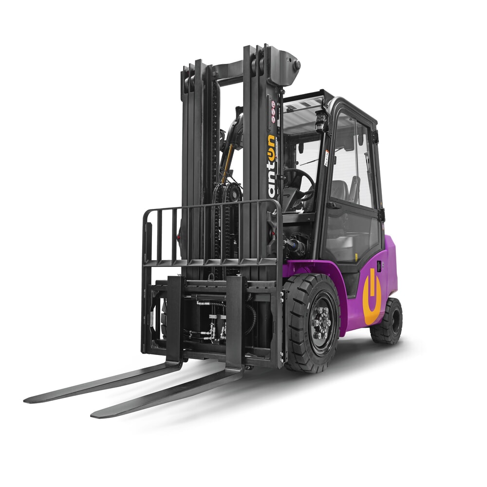 Illustration du produit: Chariot élévateur électrique AntOn par Jungheinrich CBH 2.5 avec mât télescopique triple, hauteur de levage 4 800 mm, capacité de charge 2 500 kg, cabine intempéries Comfort, y compris chargeur externe 80 V, 60 A, CEE, 5 broches