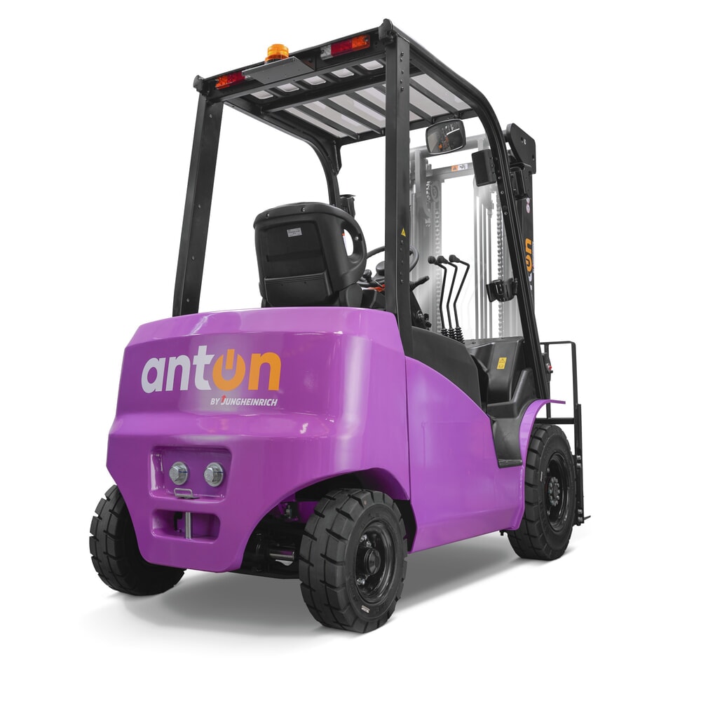 N° de l'image du produit 2 : Chariot élévateur électrique AntOn par Jungheinrich CBH 3.0 avec mât télescopique triple, hauteur de levage 4 800 mm, capacité de charge 3 000 kg, Cabine intempéries ECO, y compris chargeur externe 80 V, 100 A, CEE, 5 broches