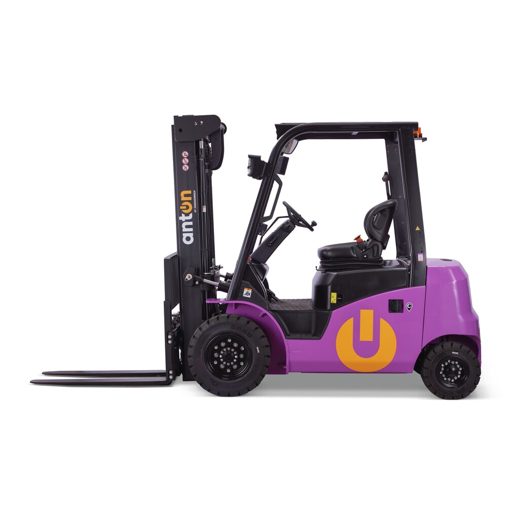 Illustration du produit: Chariot élévateur électrique AntOn par Jungheinrich CBH 2.5 avec mât télescopique triple, hauteur de levage 4 800 mm, capacité de charge 2 500 kg, cabine intempéries ECO, y compris chargeur externe 80 V, 60 A, CEE, 5 broches