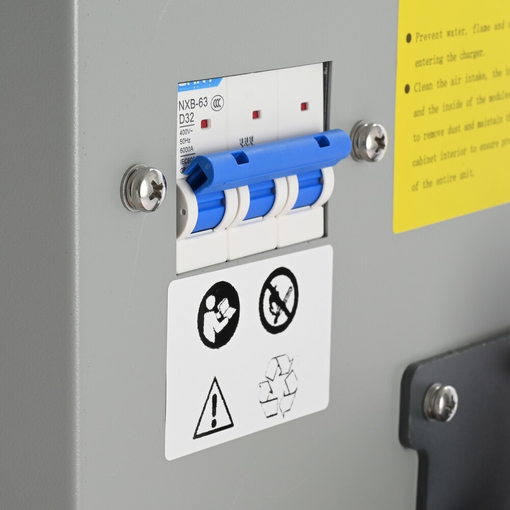 N° de l'image du produit 3 : Chargeur de batterie externe D400, 80 V, 100 A, CEE rouge 32 A, 5 broches - 3P+N+E pour chariot élévateur électrique AntOn by Jungheinrich CBH 2.0