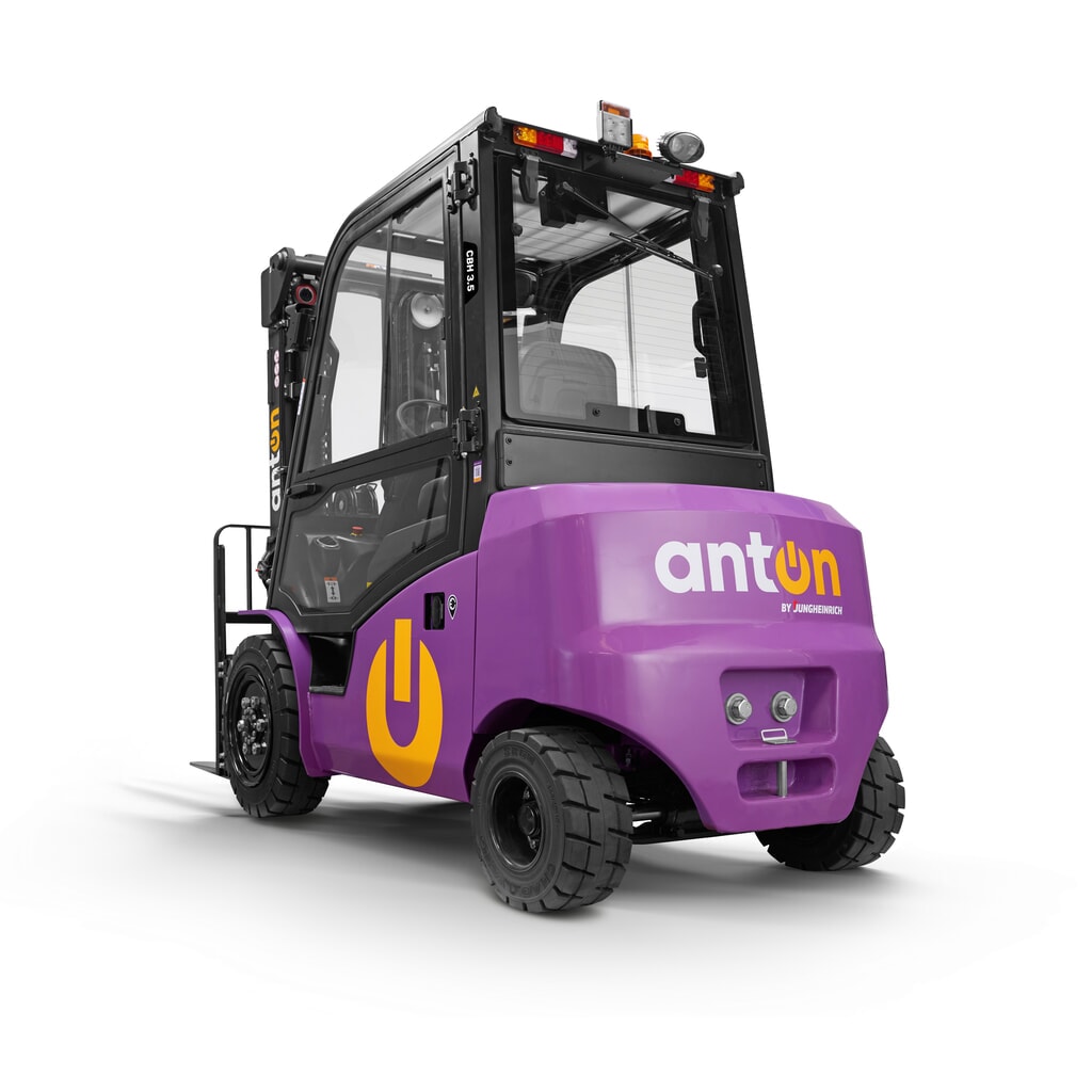 AntOn by Jungheinrich chariot élévateur électrique CBH 3.5 avec mât télescopique triple, hauteur de levage 4 800 mm, capacité de charge 3500 kg, cabine intempéries Comfort, y compris chargeur externe 80 V, 60 A, CEE, 5 broches N° de l'image du produit 2 : AntOn by Jungheinrich chariot élévateur électrique CBH 3.5 avec mât télescopique triple, hauteur de levage 4 800 mm, capacité de charge 3500 kg, cabine intempéries Comfort, y compris chargeur externe 80 V, 60 A, CEE, 5 broches