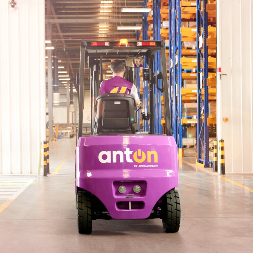 AntOn by Jungheinrich chariot élévateur électrique CBH 3.5 avec mât télescopique double, hauteur de levage 3 300 mm, capacité de charge 3 500 kg, y compris chargeur externe 80 V, 60 A, CEE, 5-pin N° de l'image du produit 4 : AntOn by Jungheinrich chariot élévateur électrique CBH 3.5 avec mât télescopique double, hauteur de levage 3 300 mm, capacité de charge 3 500 kg, y compris chargeur externe 80 V, 60 A, CEE, 5-pin