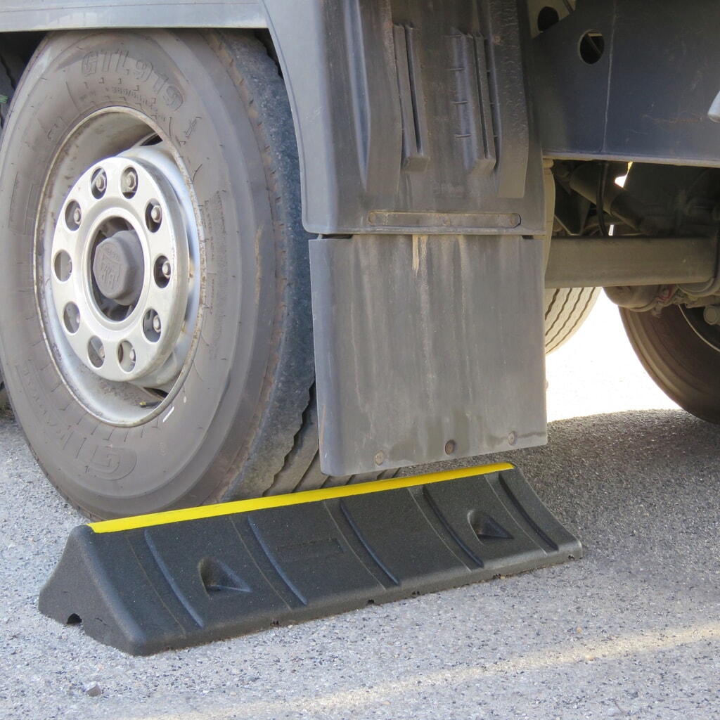 Butée de parking Heavy Duty, noire, HxlxP 150 x 1 000 x 300 mm N° de l'image du produit 3 : Butée de parking Heavy Duty, noire, HxlxP 150 x 1 000 x 300 mm