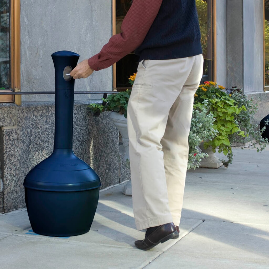 N° de l'image du produit 9 : Cendrier colonne de sécurité Justrite® Premium, auto-extinguible, 15 litres, beige