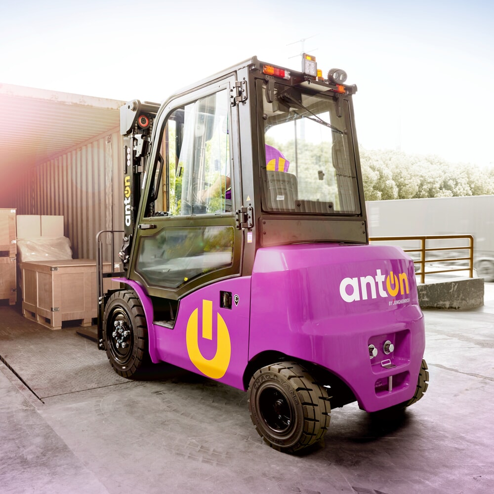 N° de l'image du produit 9 : AntOn by Jungheinrich chariot élévateur électrique CBH 3.0 avec mât télescopique triple, hauteur de levage 4 800 mm, capacité de charge 3 000 kg, cabine intempéries Comfort, y compris chargeur externe 80 V, 60 A, CEE, 4 broches