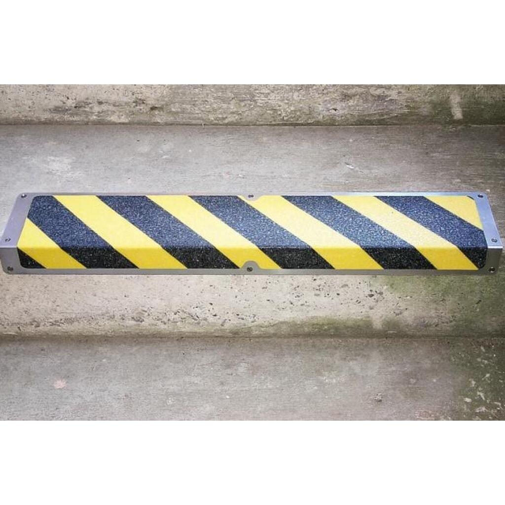 Profilé d’arête antidérapant en aluminium, noir-jaune, L x l 635 x 120 mm Illustration du produit: Profilé d’arête antidérapant en aluminium, noir-jaune, L x l 635 x 120 mm