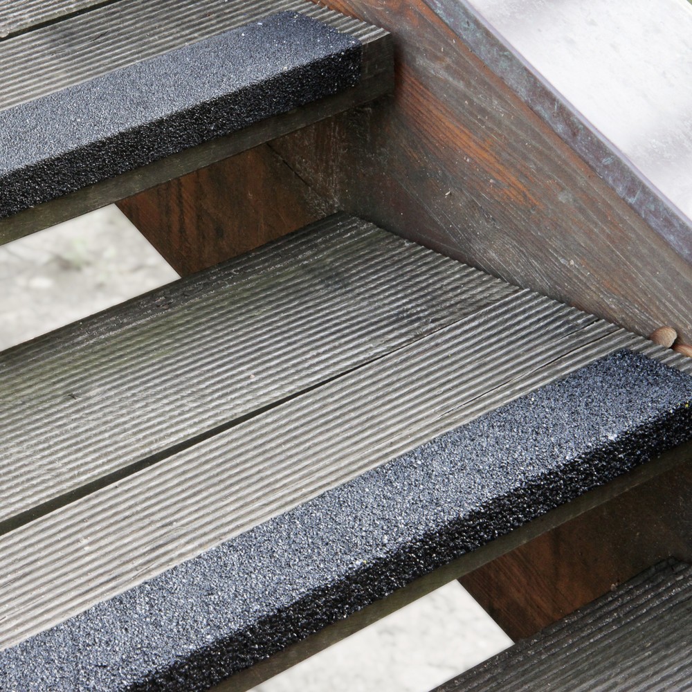 Illustration du produit: Profilé de protection pour rebords de marches d’escalier en plastique renforcé de fibres de verre Extra Stark, noir, longueur de 2 500 mm