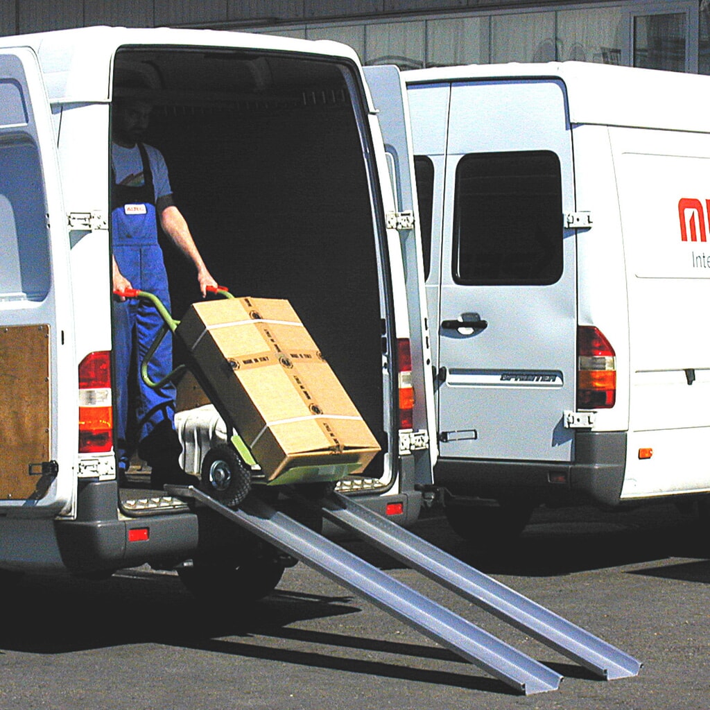 N° de l'image du produit 2 : Rails de chargement en aluminium universels, avec bord de protection, capacité de charge 600 kg/paire, l x L 150 x 1 500 mm