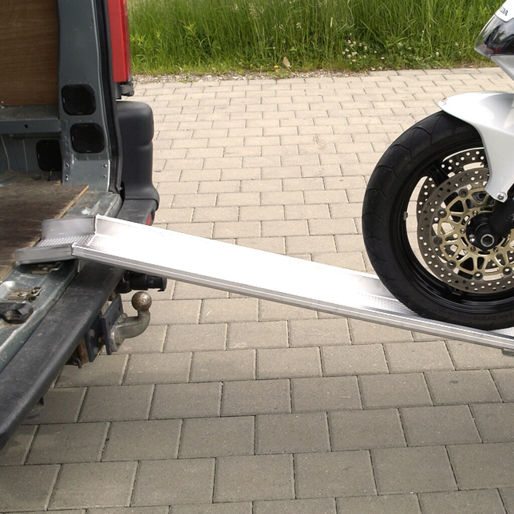 N° de l'image du produit 4 : Rails de chargement en aluminium universels, avec bord de protection, capacité de charge 600 kg/paire, l x L 150 x 1 500 mm
