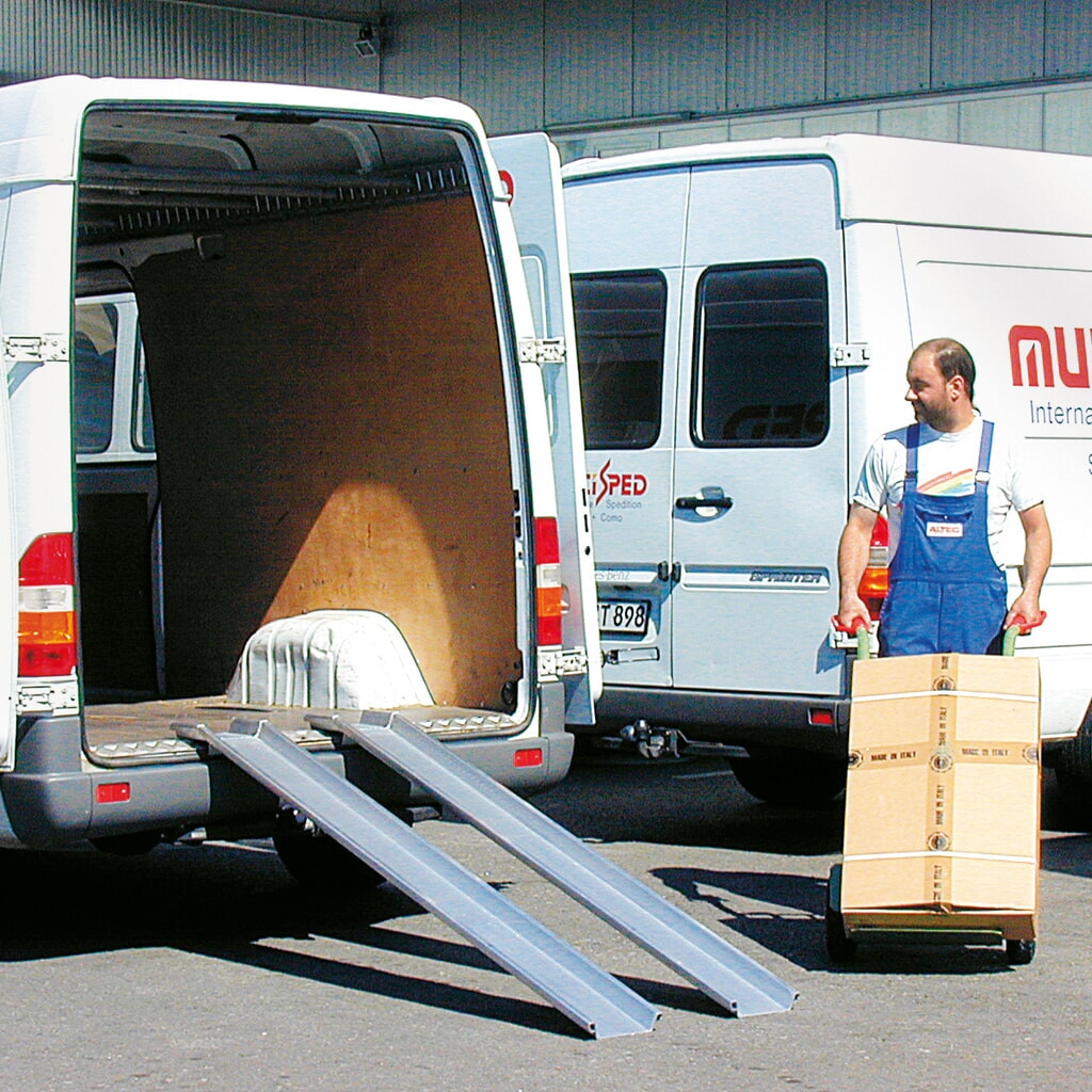 N° de l'image du produit 1 : Rails de chargement en aluminium universels, avec bord de protection, capacité de charge 600 kg/paire, l x L 150 x 1 500 mm
