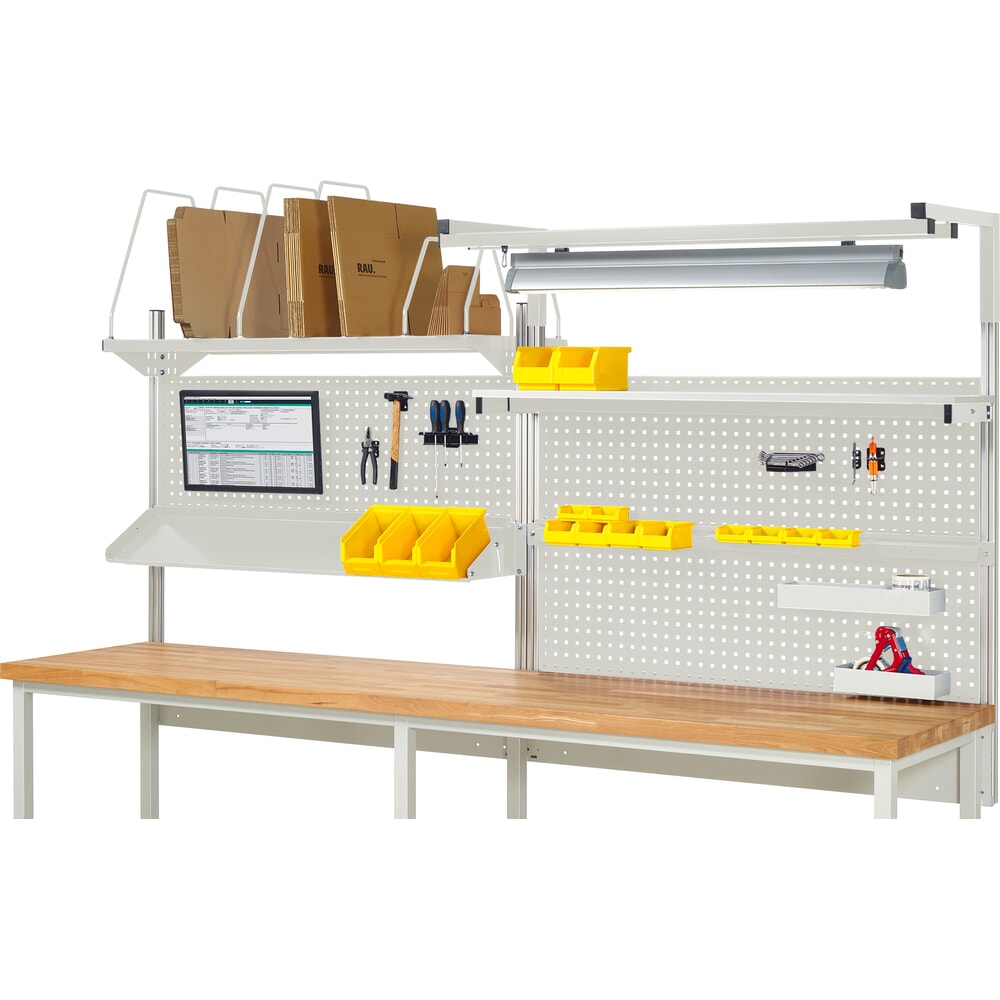 Illustration du produit: Module d’établi RAU, haut. x larg. x prof. 1 380 x 3 000 x 3 000 mm, avec 1 étagère, 1 rail de fixation, 1 surface métallique inclinable, 1 support pour écran plat et 1 lampe, kit complet 06 pour largeur de produit 3 000 mm