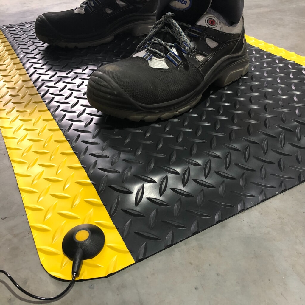 Tapis anti-fatigue ESD ErgoSoft Strong Steinbock®, sculptures en losange, double épaisseur, l x L 600 x 1 000 mm, noir/jaune N° de l'image du produit 3 : Tapis anti-fatigue ESD ErgoSoft Strong Steinbock®, sculptures en losange, double épaisseur, l x L 600 x 1 000 mm, noir/jaune