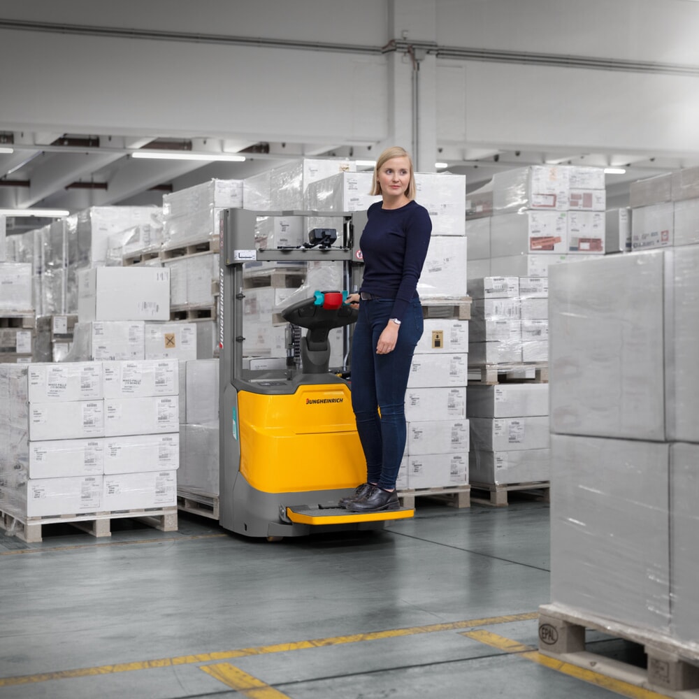 Productafbeelding nr. 11: Jungheinrich elektrische stapelaar ERC 110i DZ met staplatform, drievoudige telescoop hefmast, hefhoogte 4.300 mm, draagvermogen 1.000 kg, proportionele hydraulica