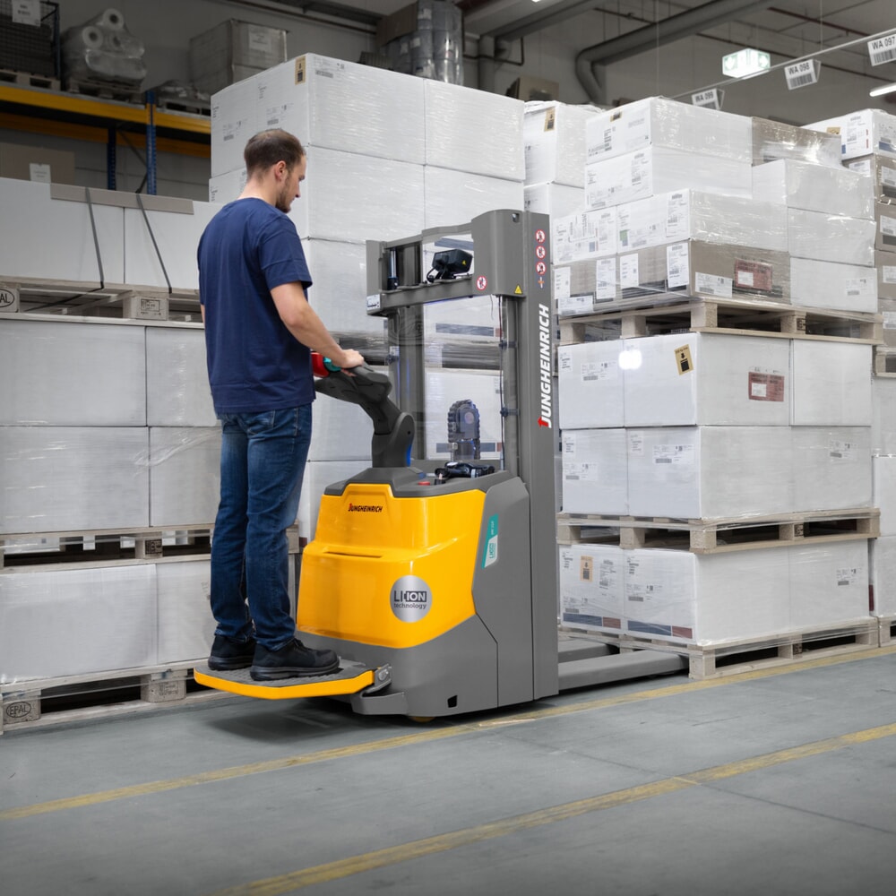 Productafbeelding nr. 14: Jungheinrich elektrische stapelaar ERC 110i DZ met staplatform, drievoudige telescoop hefmast, hefhoogte 4.300 mm, draagvermogen 1.000 kg, proportionele hydraulica