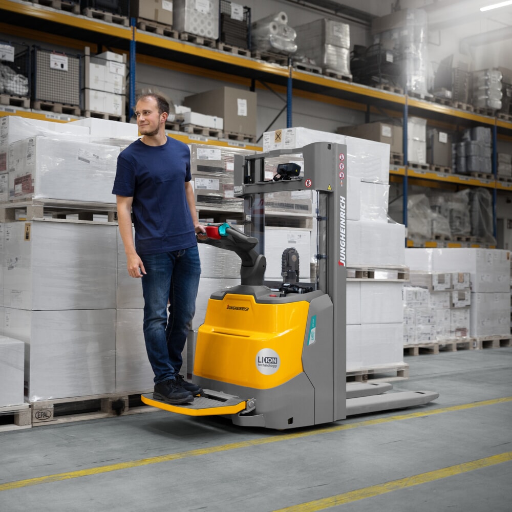 Productafbeelding nr. 16: Jungheinrich elektrische stapelaar ERC 110i DZ met staplatform, drievoudige telescoop hefmast, hefhoogte 4.300 mm, draagvermogen 1.000 kg, proportionele hydraulica