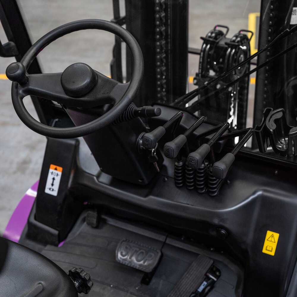 Productafbeelding nr. 11: AntOn by Jungheinrich elektrische heftruck CBH 3.0 met drievoudige telescoop hefmast, hefhoogte 4.800 mm, draagvermogen 3.000 kg, weerbeschermingscabine Comfort, inclusief externe lader 80 V, 60 A, CEE, 5-pins