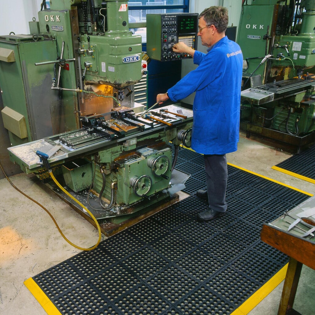 Vloerplaat voor montagewerkplekken, insteeksysteem, geperforeerd, 910 x 910 mm (bxd) Productafbeelding nr. 6: Vloerplaat voor montagewerkplekken, insteeksysteem, geperforeerd, 910 x 910 mm (bxd)