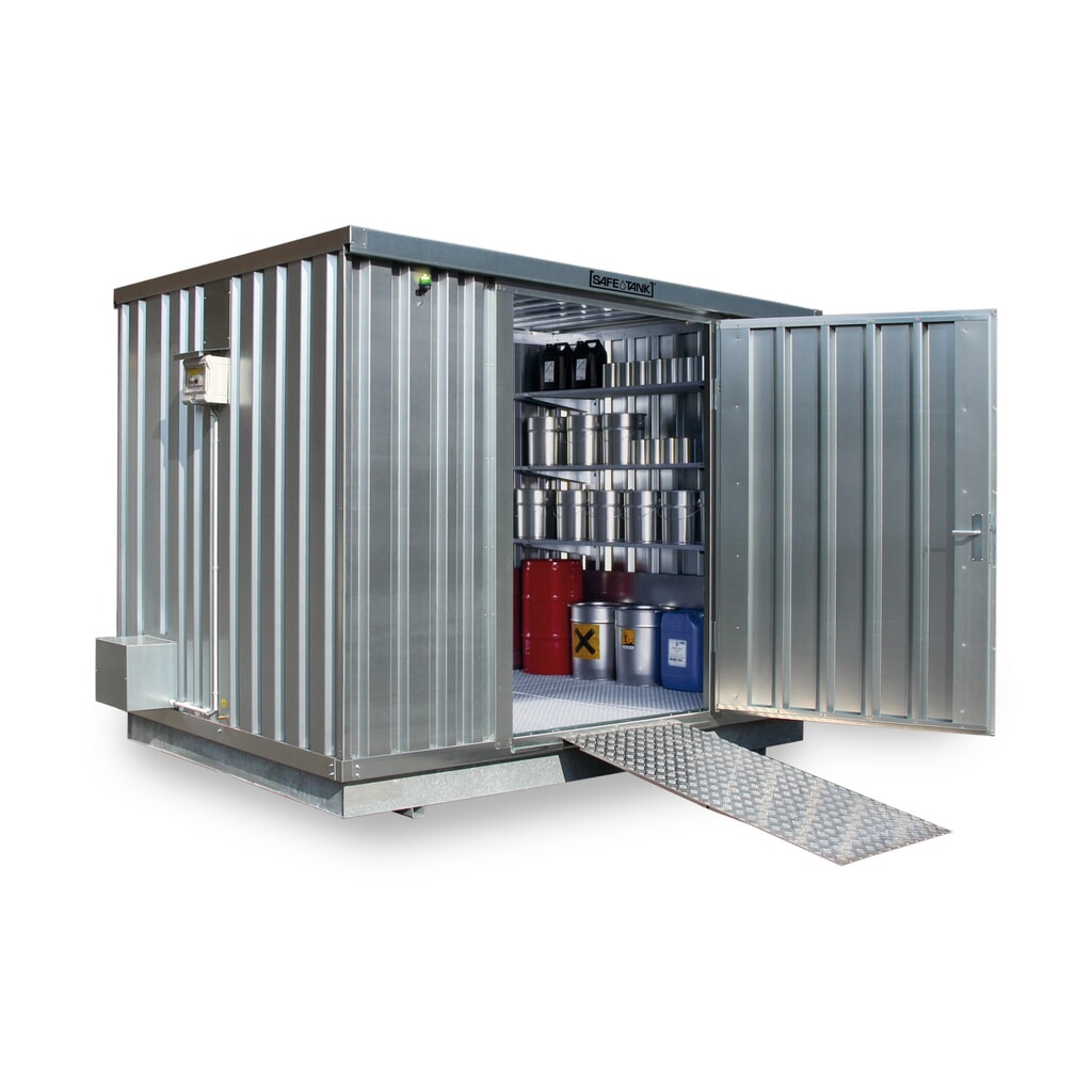 Container voor gevaarlijke stoffen SAFE Tank 1000 ECO, energiezuinig dankzij vraaggestuurde ventilatorregeling, buitenafmetingen 3.350x2.170x2.310 mm, enkele draaideur, centraal in de korte zijde, opslagruimte 6 m² Product afbeelding: Container voor gevaarlijke stoffen SAFE Tank 1000 ECO, energiezuinig dankzij vraaggestuurde ventilatorregeling, buitenafmetingen 3.350x2.170x2.310 mm, enkele draaideur, centraal in de korte zijde, opslagruimte 6 m²