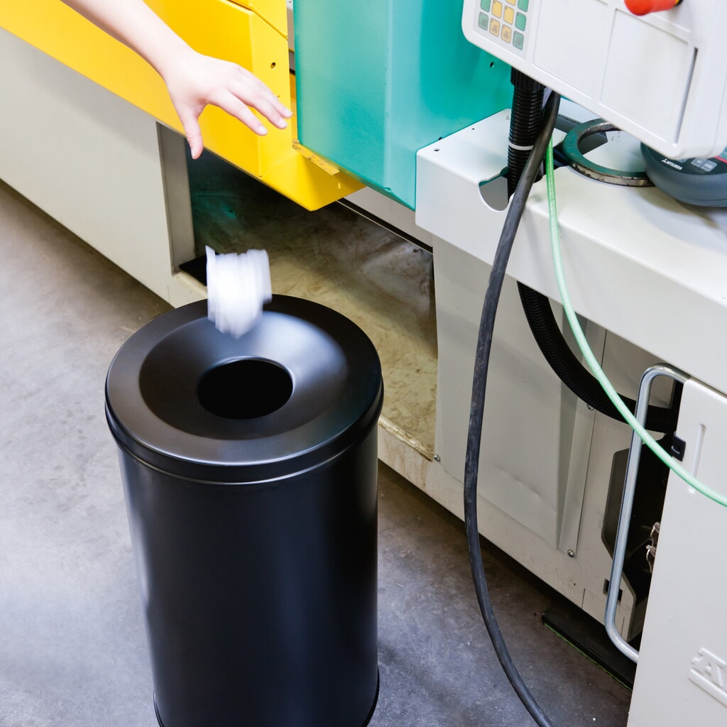 Productafbeelding nr. 2: Prullenmand Durable, van staal, 15 liter, met brandbluskop, zwart
