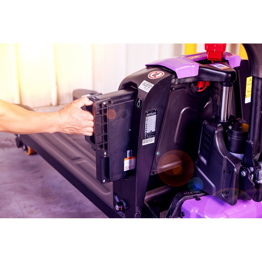 N° de l'image du produit 8 : Transpalette électrique AntOn par Jungheinrich PTL 1.5 avec roues de support, extra-large pour palettes spéciales, capacité de charge 1 500 kg, longueur de fourche 1.150 mm