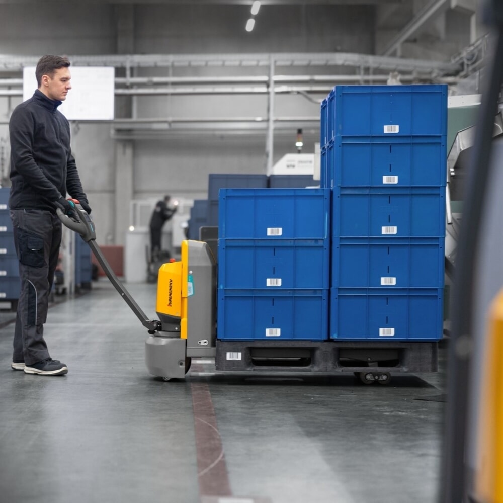 N° de l'image du produit 7 : Transpalette électrique Jungheinrich AME 18, capacité de charge 1 800 kg, longueur de fourche 1 150 mm, largeur de fourche spéciale 670 mm, galets tandem