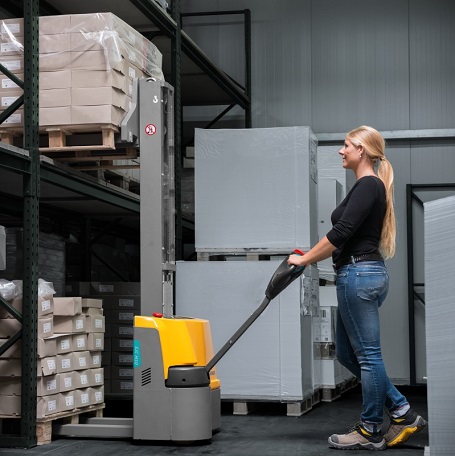 Vrouw werkt met hefvoertuig met vrije heffing.