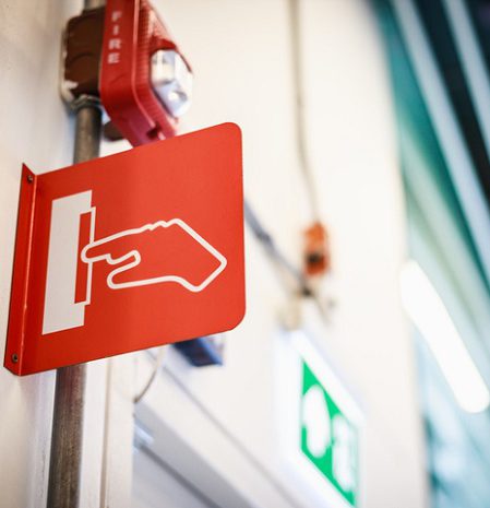 Informatiebord brandmelder en nooduitgang