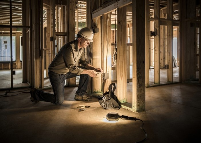 Frau Elektriker im Haus Baustelle