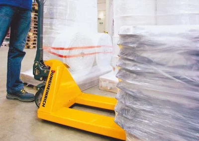 Klein onderhoud aan de transpallet: olie bijvullen