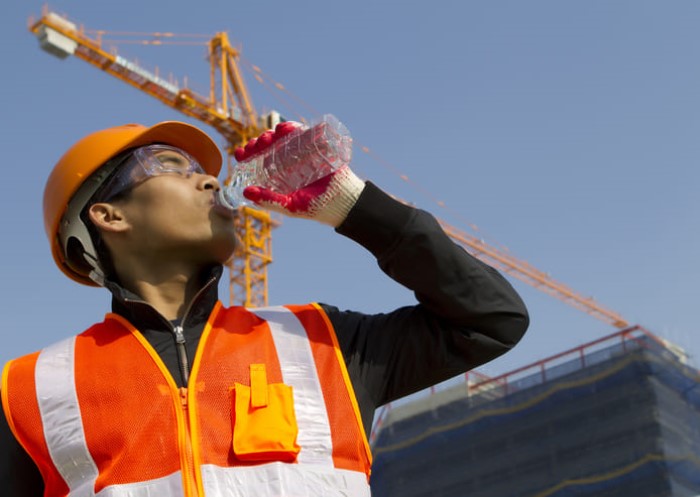Bauarbeiter trinkt Wasser