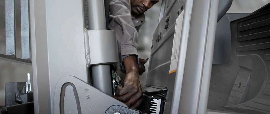 Mann führt Gabelstaplerwartung durch