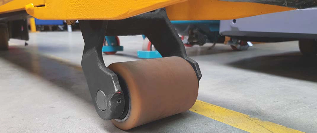 Rolle eines Hubwagens im Lager